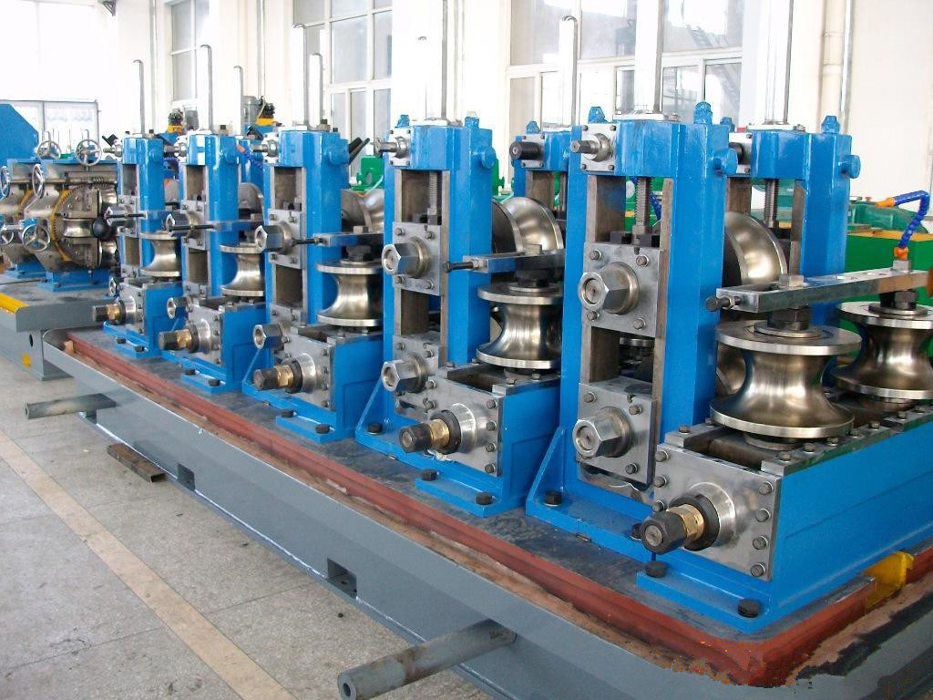 China Manufacturer Welded Pipe Roll Forming Machine